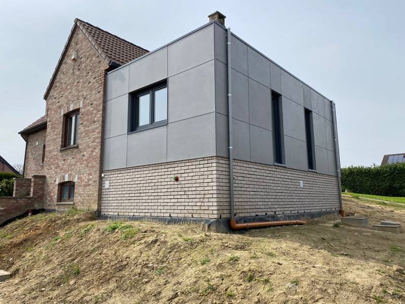 Extension d'une maison unifamiliale, bardage en panneaux fibre-ciment (4)