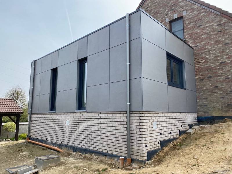 Extension d'une maison unifamiliale, bardage en panneaux fibre-ciment (1)